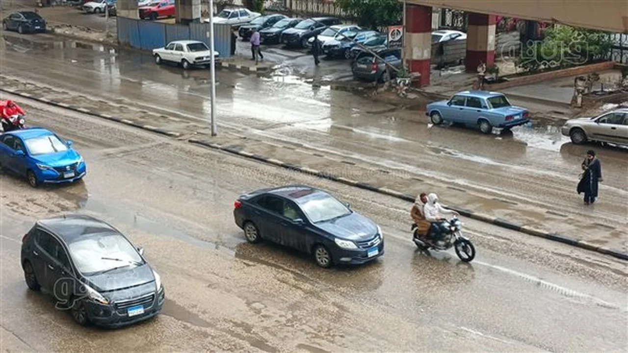 تواصل هطول الأمطار الغزيرة وغرق الشوارع في برك مياه بمحافظة الجيزة
